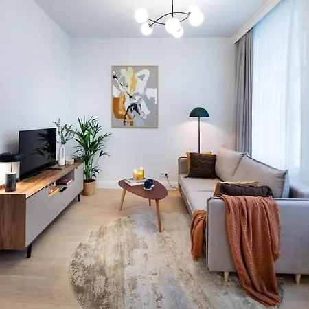 Bright & Modern In Historic Raina Blvd Building I Near Park & Old Town דירה